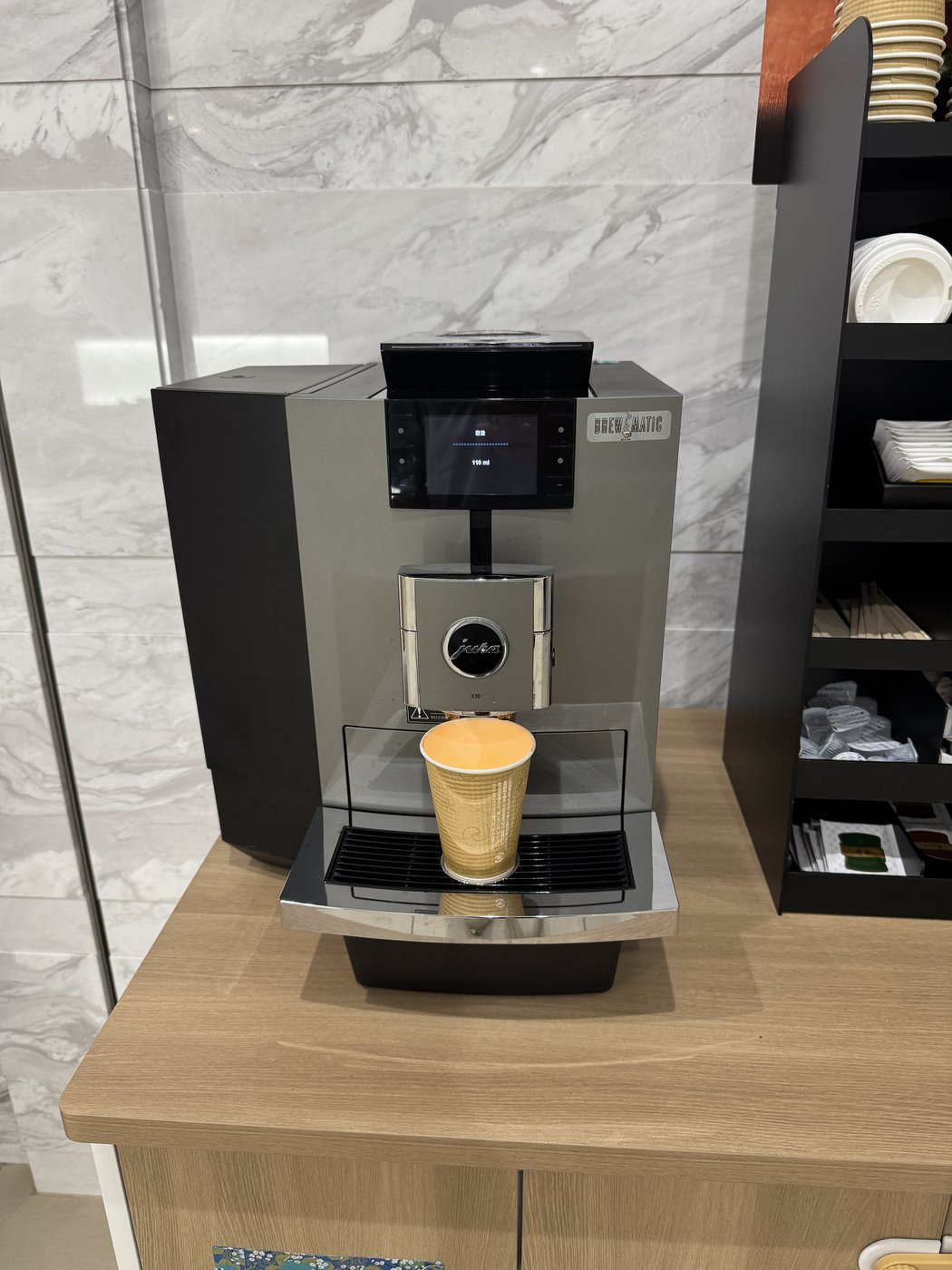 ロビーのセルフコーヒーマシン（JURA X10）