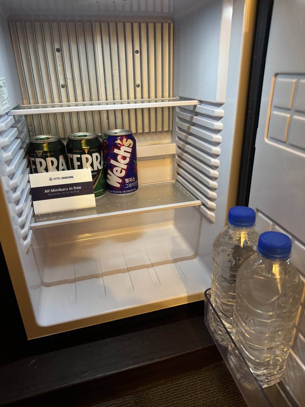 無料のミニバー（水・ペリエ・ジュース）と「All Minibars Free」のカード